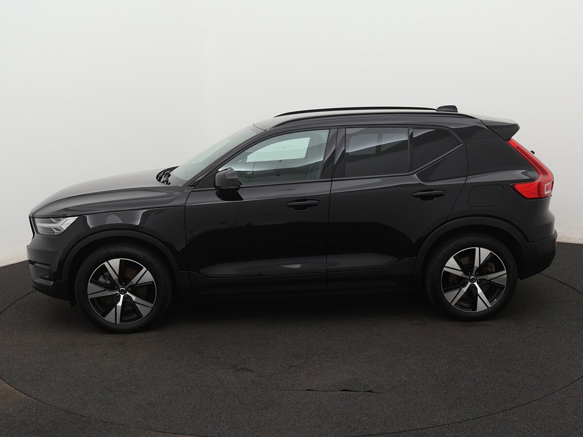 43837479 volvo xc40 recharge p8 awd r design 2 03