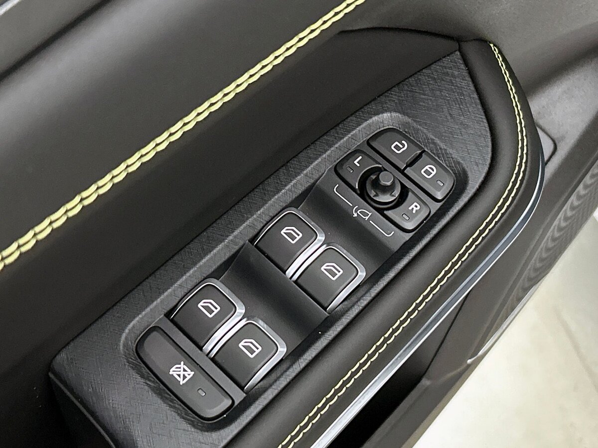 47307005 lynk co 01 1 5 more 261 pk 75km phev full option dealer demo 83