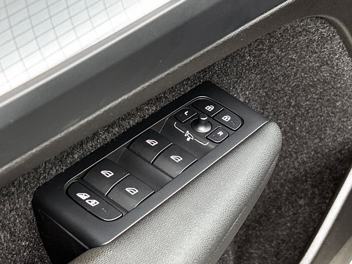 49484327 volvo xc40 1 5 t4 plug in hybrid core bright navigatie sensoren voor 68