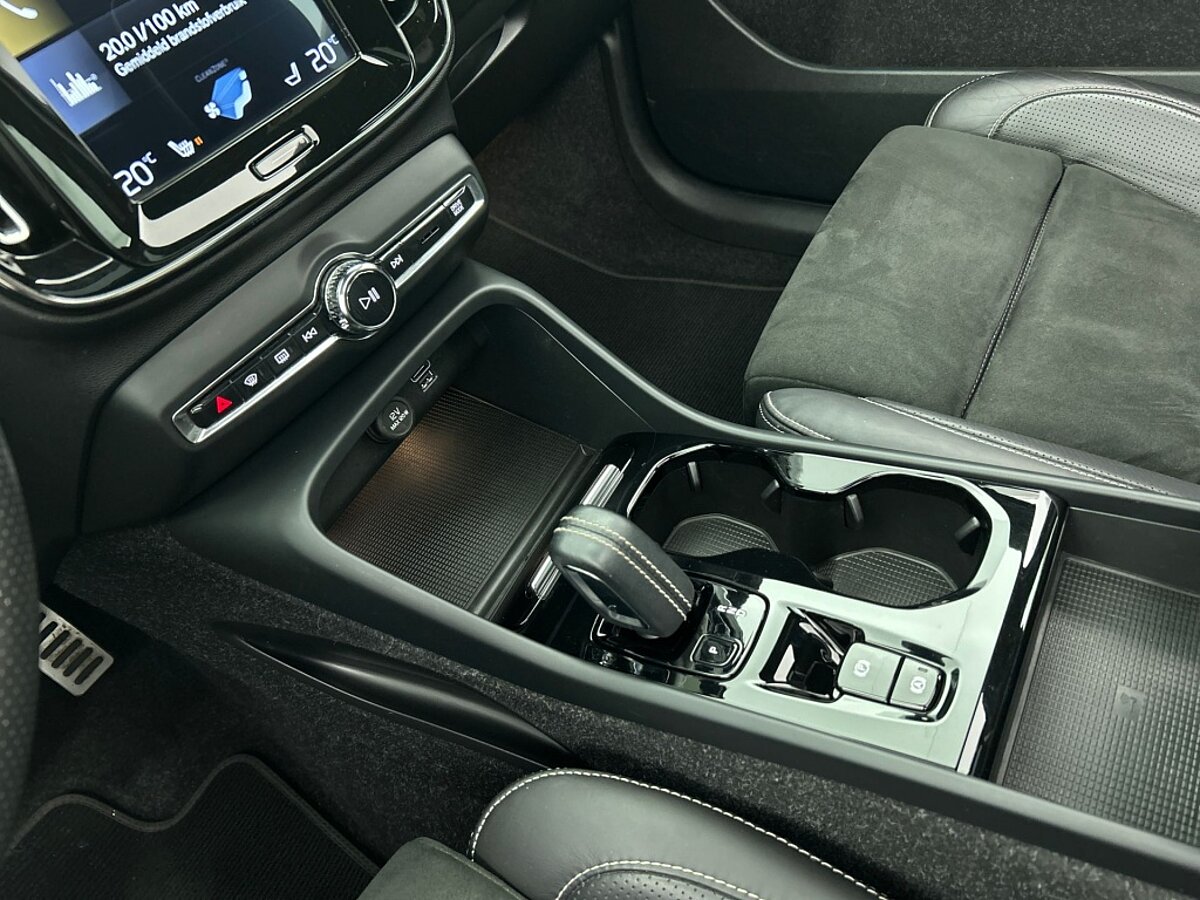 48084423 volvo xc40 1 5 t5 recharge r design 30