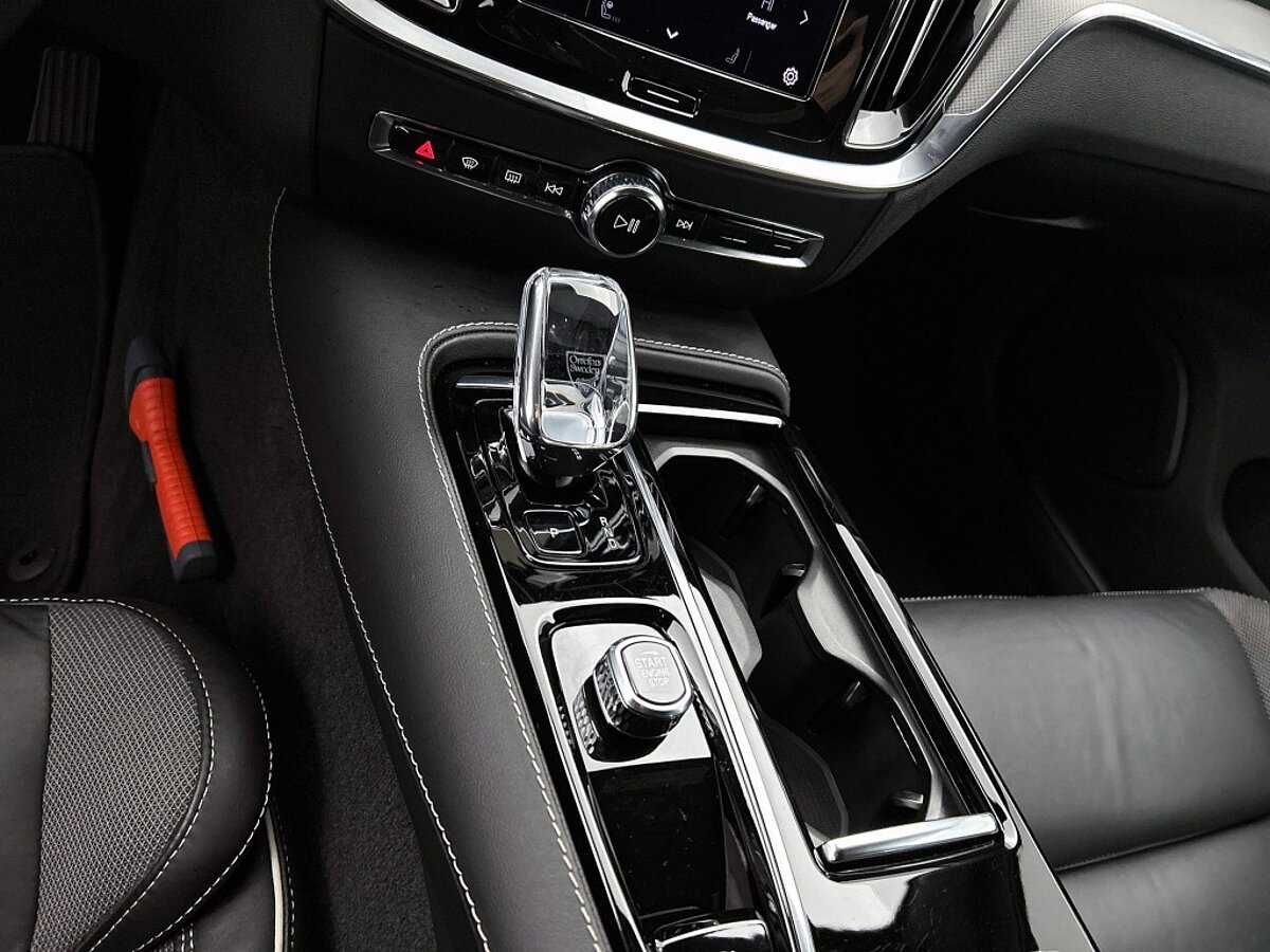 49833852 volvo v60 2 0 t6 awd plus dark trekhaak leder camera 360 harman ka 54