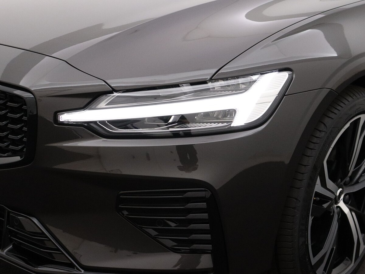 47627816 volvo v60 2 0 t6 awd plus dark 75