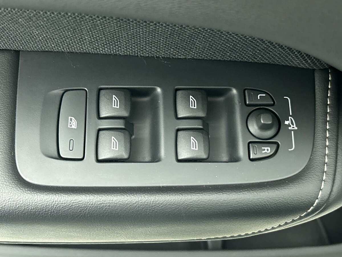 49295812 volvo xc60 2 0 t8 recharge r design 46