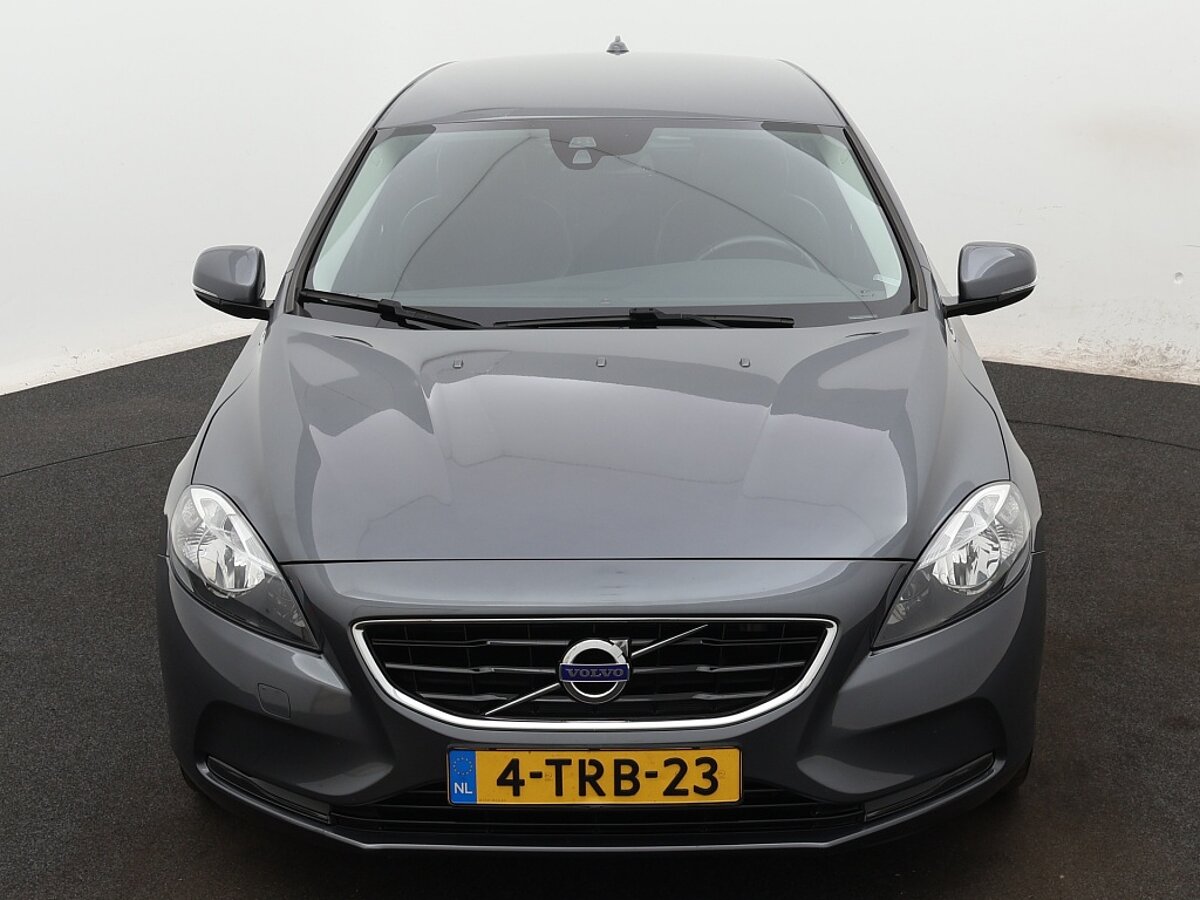 34316555 volvo v40 1 6 t4 momentum 8 02
