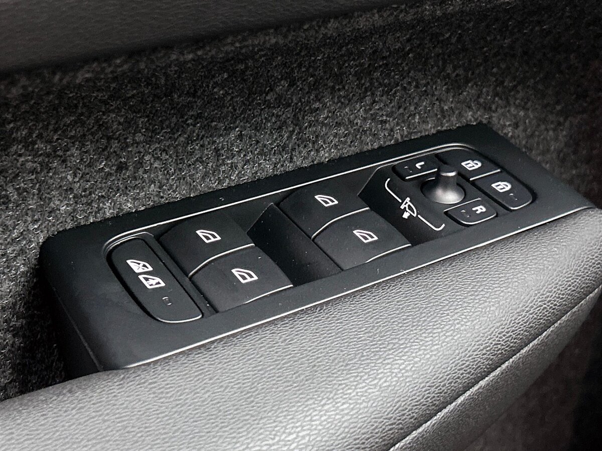 46536156 volvo ec40 extended range plus black edition 82kwh 85