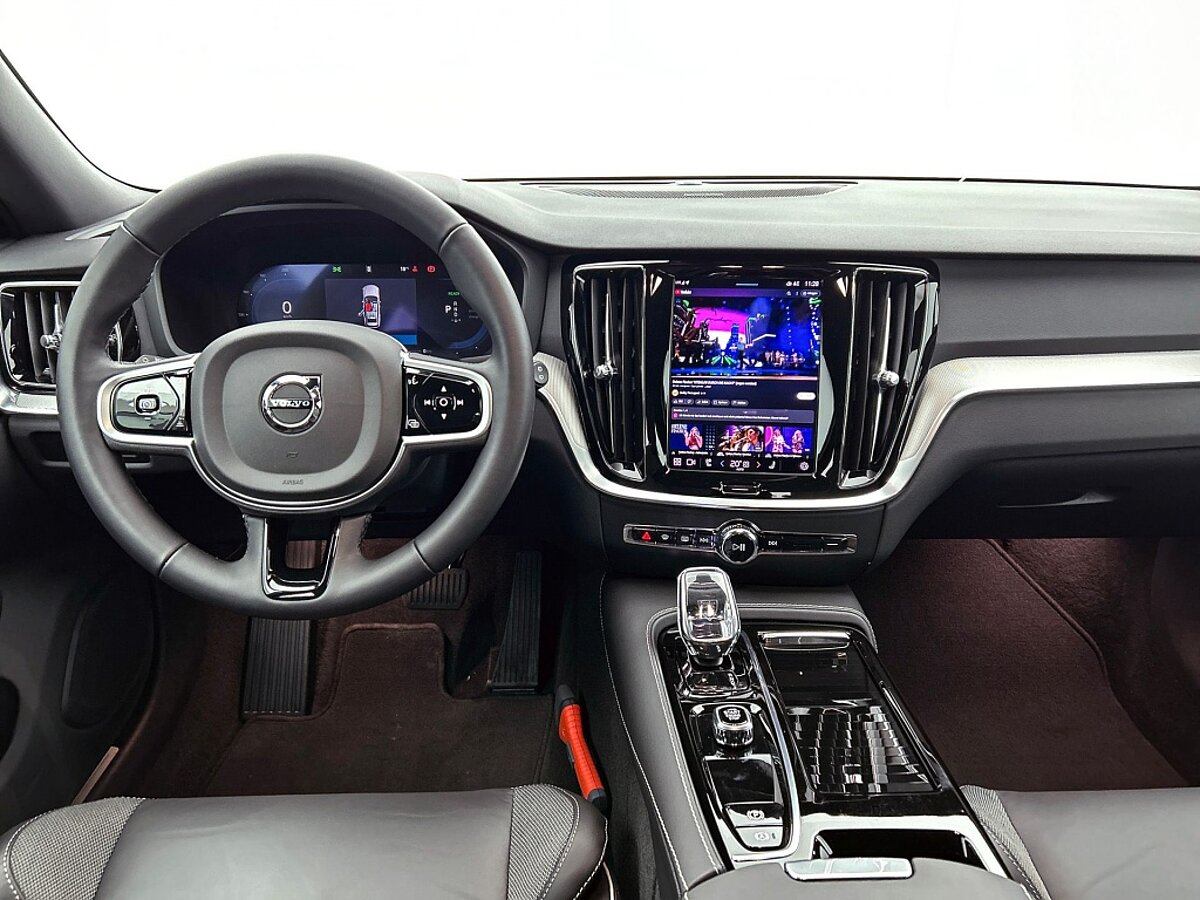 47465265 volvo v60 2 0 t6 awd dark 92