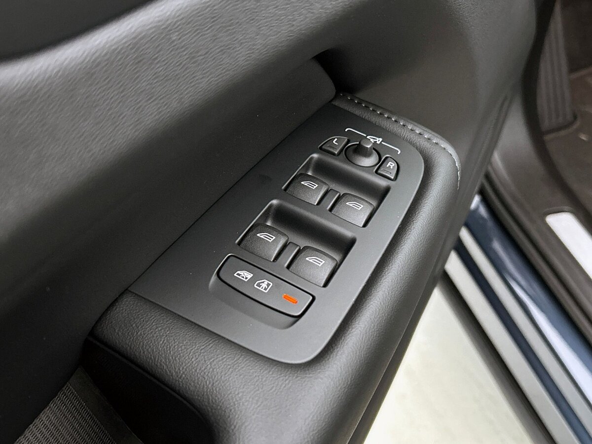 49302489 volvo xc60 2 0 t6 awd ultra dark 74