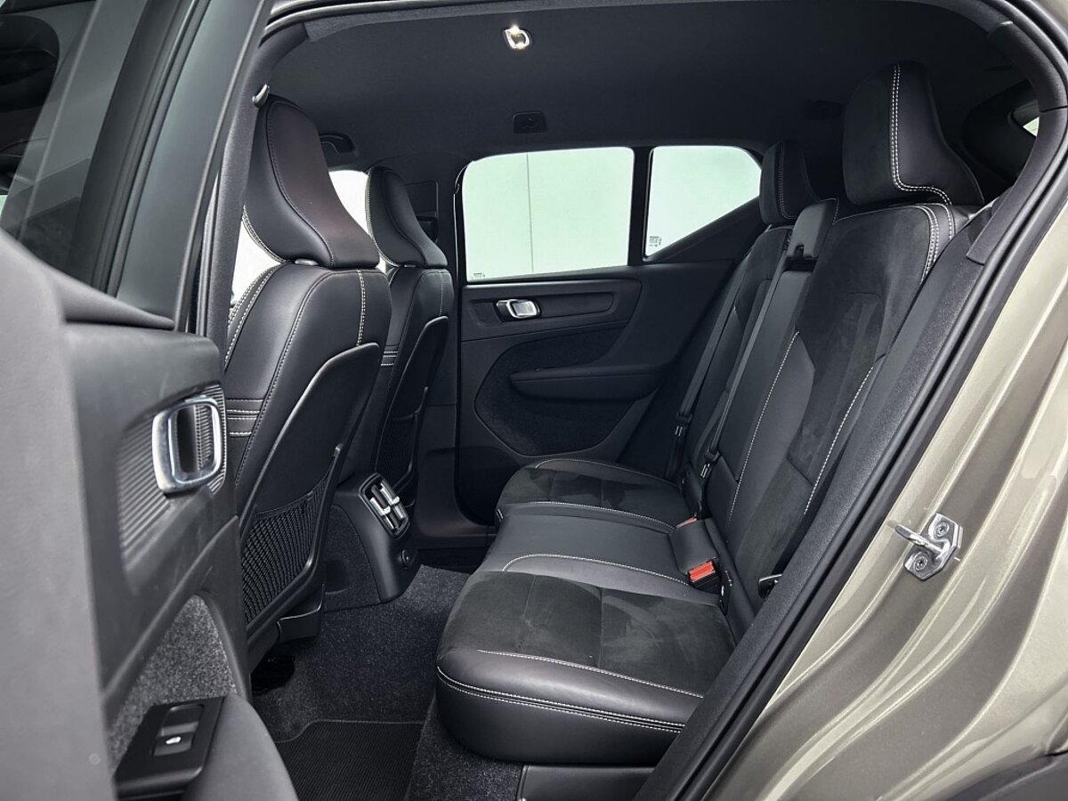 45077468 volvo xc40 1 5 t4 r design climate pack camera nubuck 35