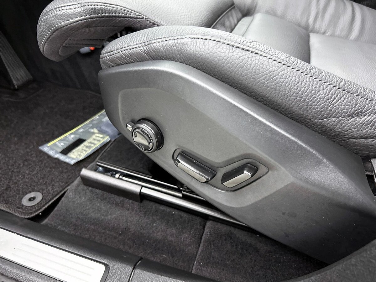 49717398 volvo xc60 2 0 t6 awd plus dark trekhaak 360a camera panoramadak 79