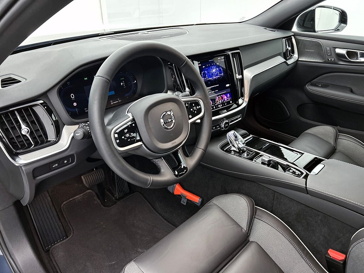 47465265 volvo v60 2 0 t6 awd dark 76