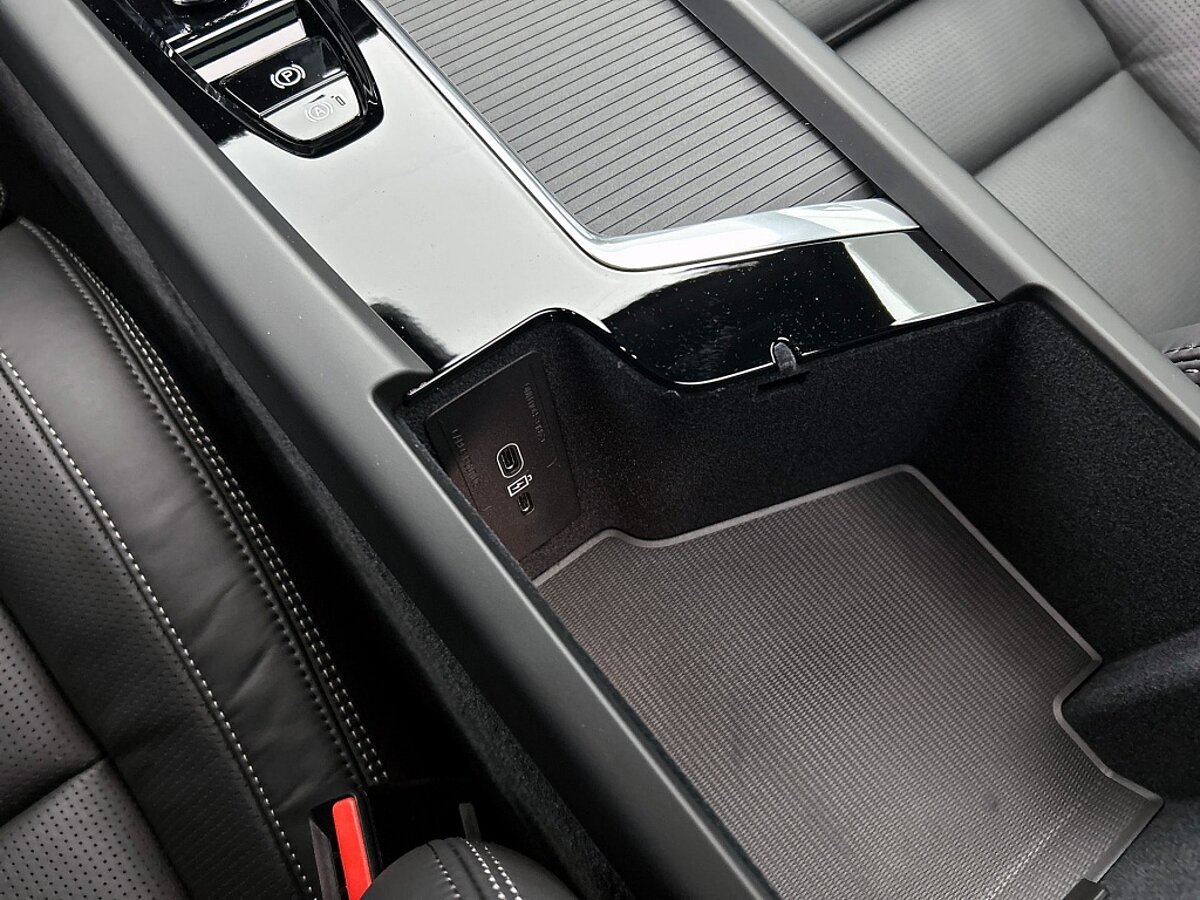 49129007 volvo xc60 2 0 t6 awd ultra black edition 51