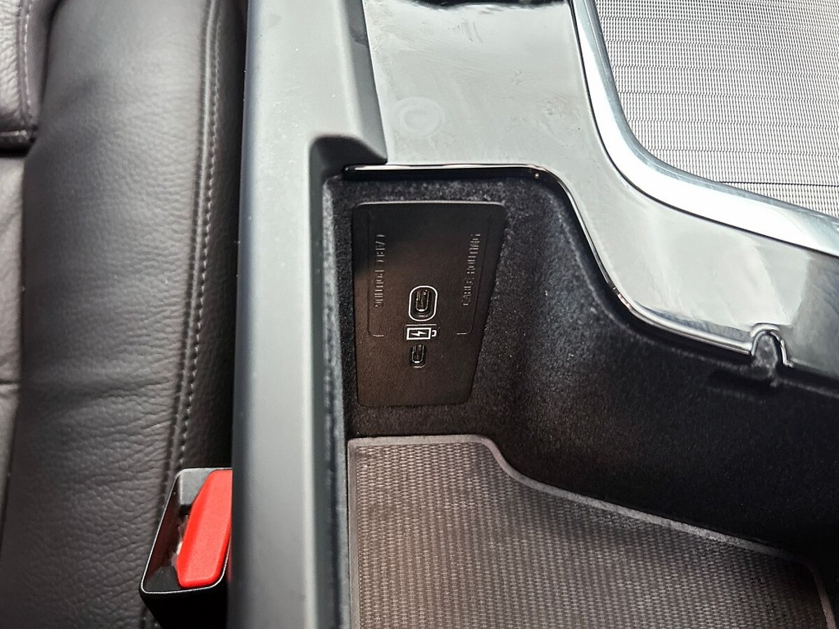 48515871 volvo xc60 2 0 t6 awd plus dark trekhaak leder panoramadak 869302