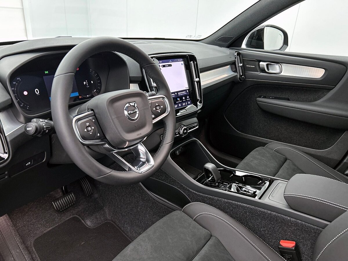 46844168 volvo xc40 2 0 b4 plus black edition 54