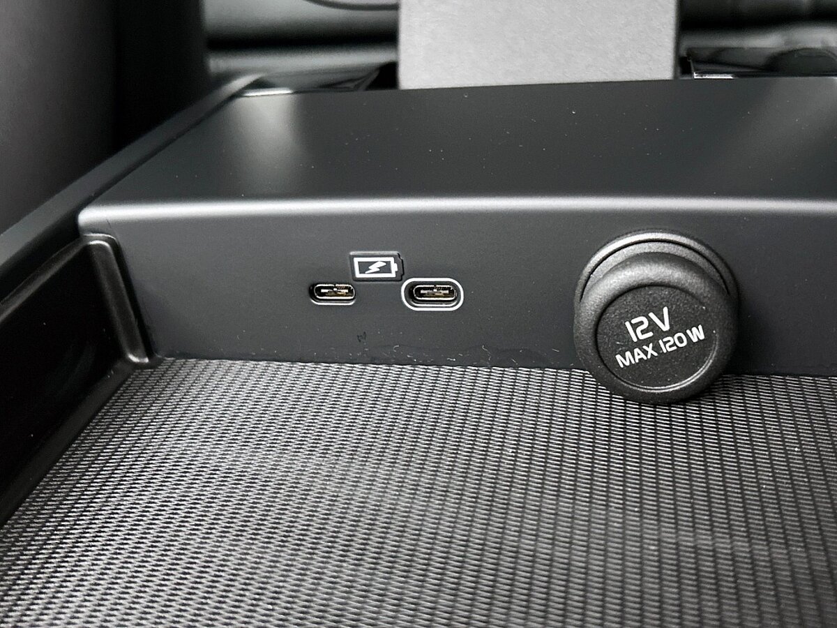 47465265 volvo v60 2 0 t6 awd dark 93
