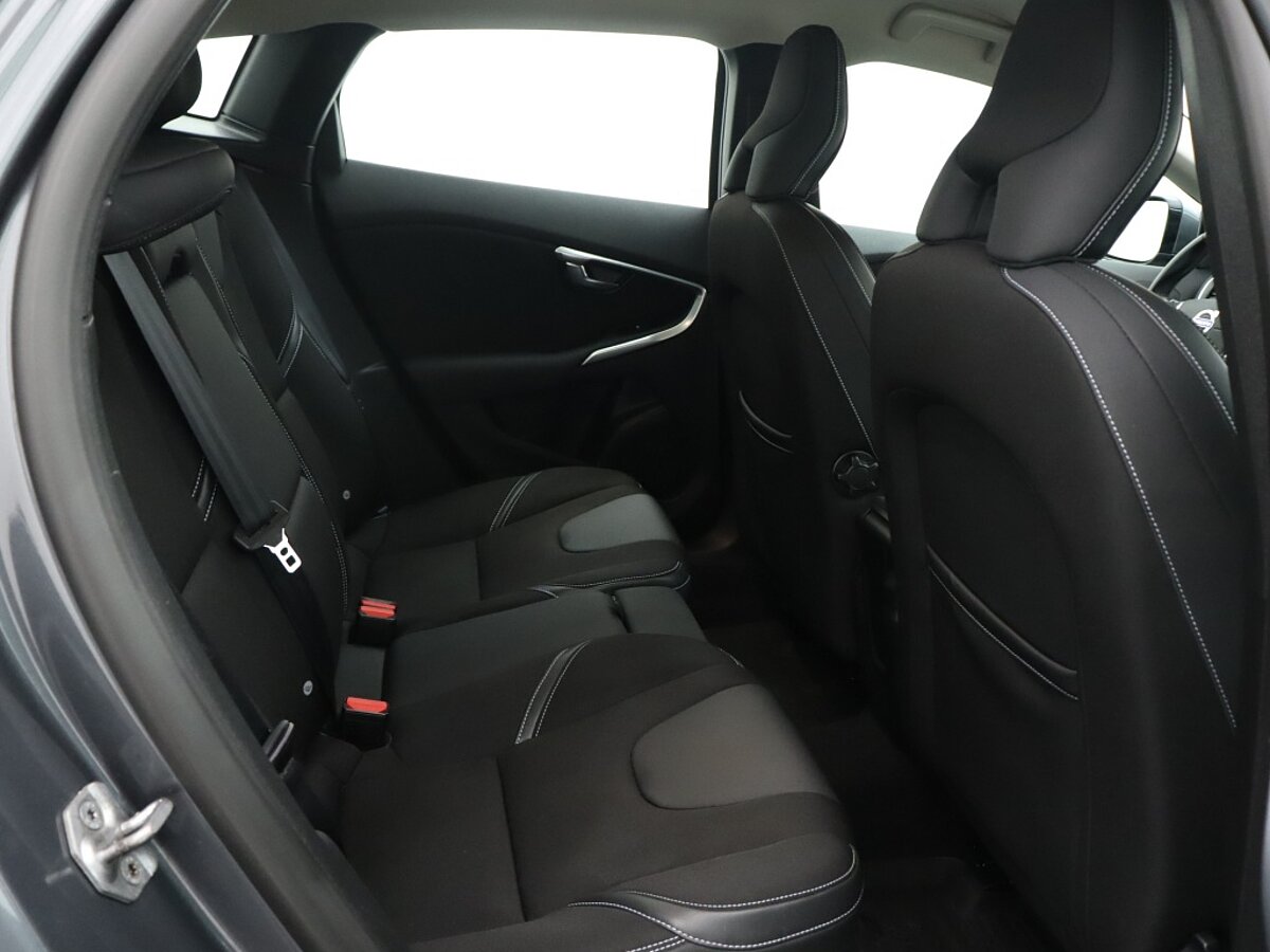 34316555 volvo v40 1 6 t4 momentum 36