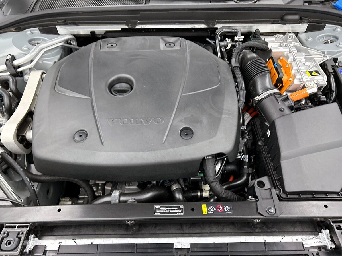 47443693 volvo v60 2 0 t6 awd dark 64