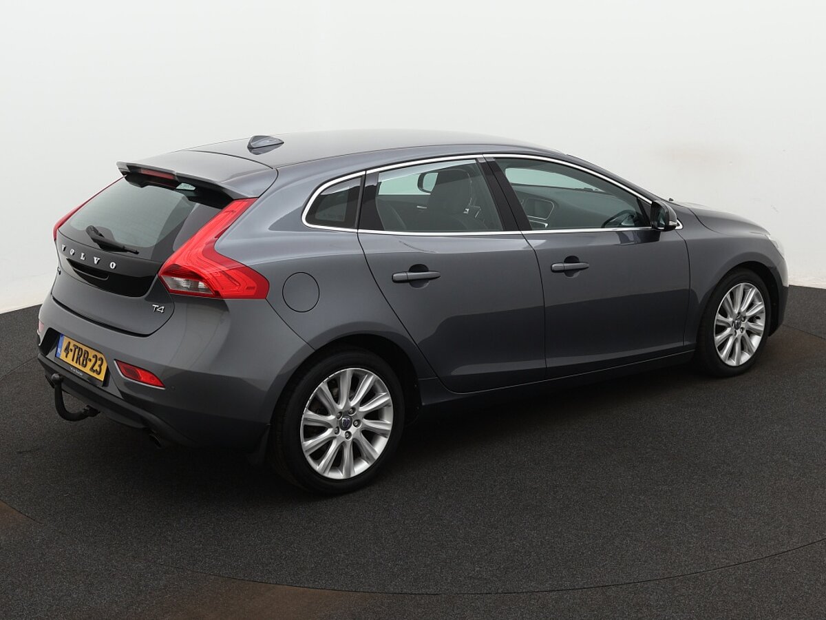 34316555 volvo v40 1 6 t4 momentum 33
