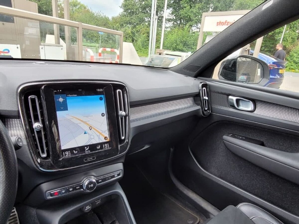 49424573 volvo xc40 1 5 t2 r design 3 02