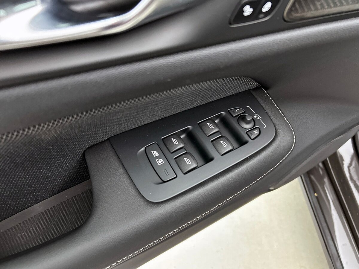 47633975 volvo v60 2 0 t6 plus dark trekhaak sport leder 360 blis pilot 68