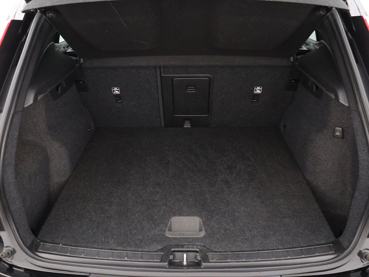 43837479 volvo xc40 recharge p8 awd r design 05
