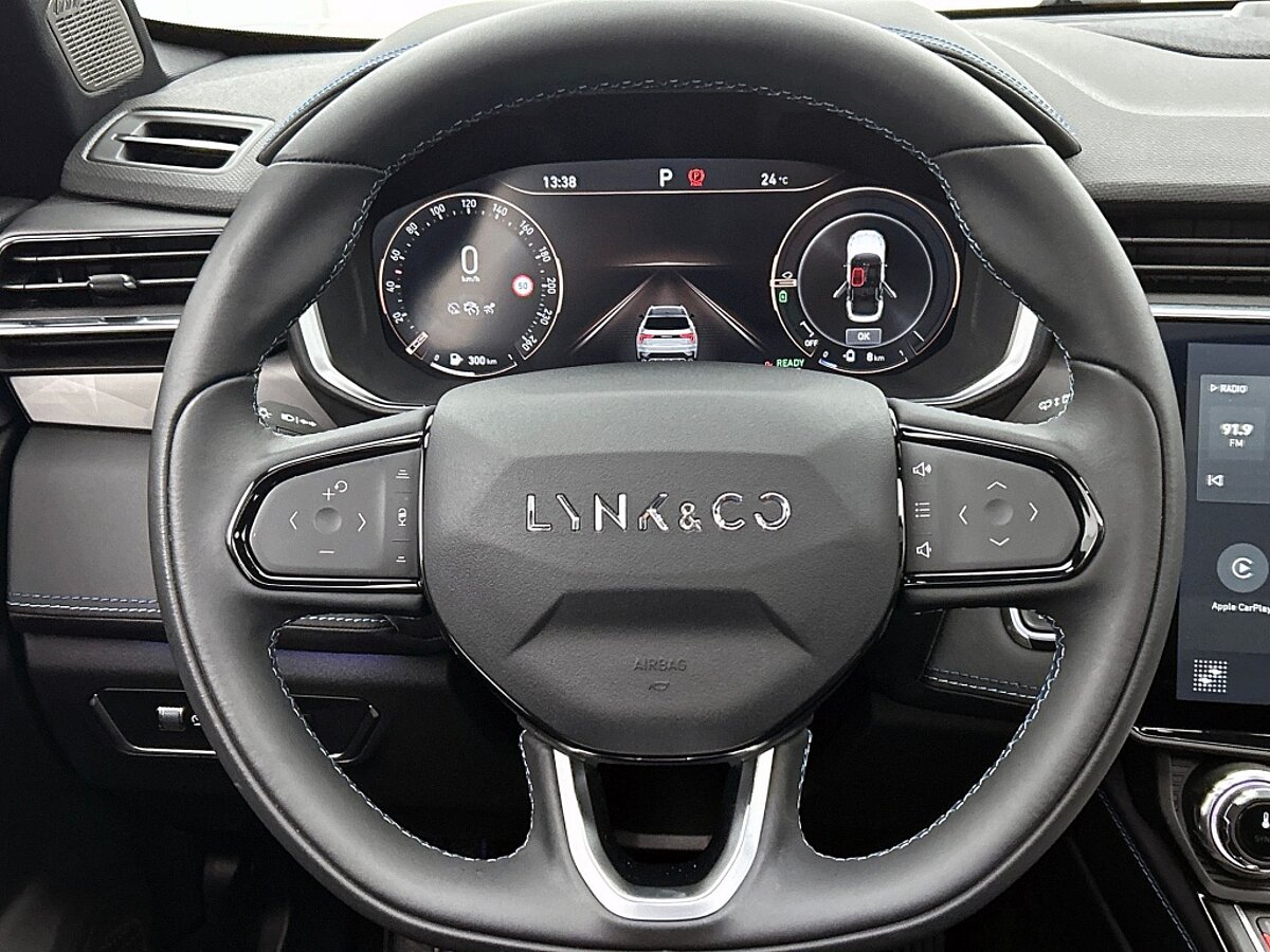46742268 lynk co 01 1 5 phev black edition 49