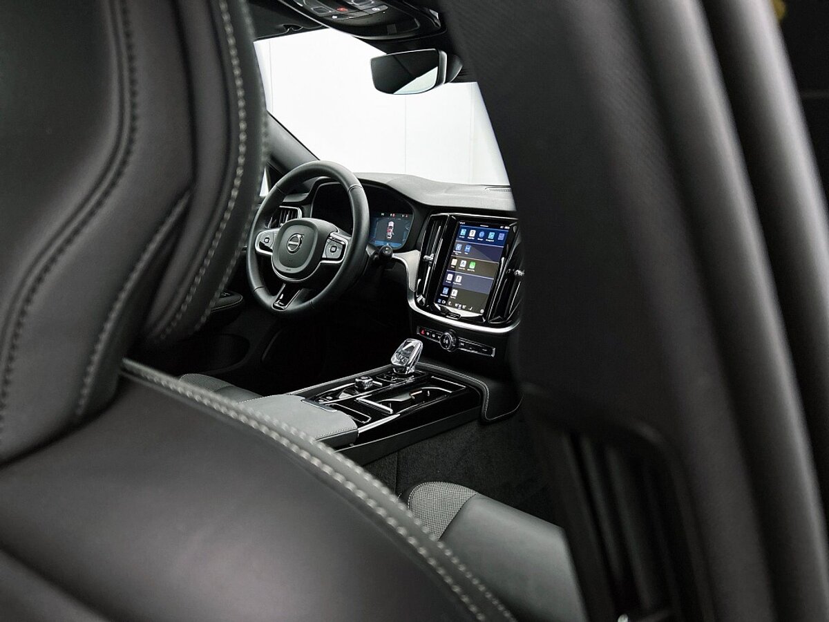 49833650 volvo v60 2 0 t6 awd plus dark trekhaak 360 camera harman kardon aud 9 02