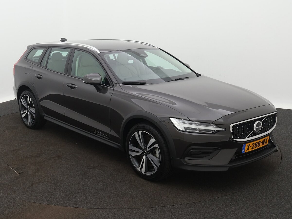 44271025 volvo v60 2 0 b5 cross country awd 8 01