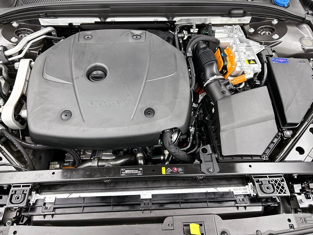 49833852 volvo v60 2 0 t6 awd plus dark trekhaak leder camera 360 harman ka 72