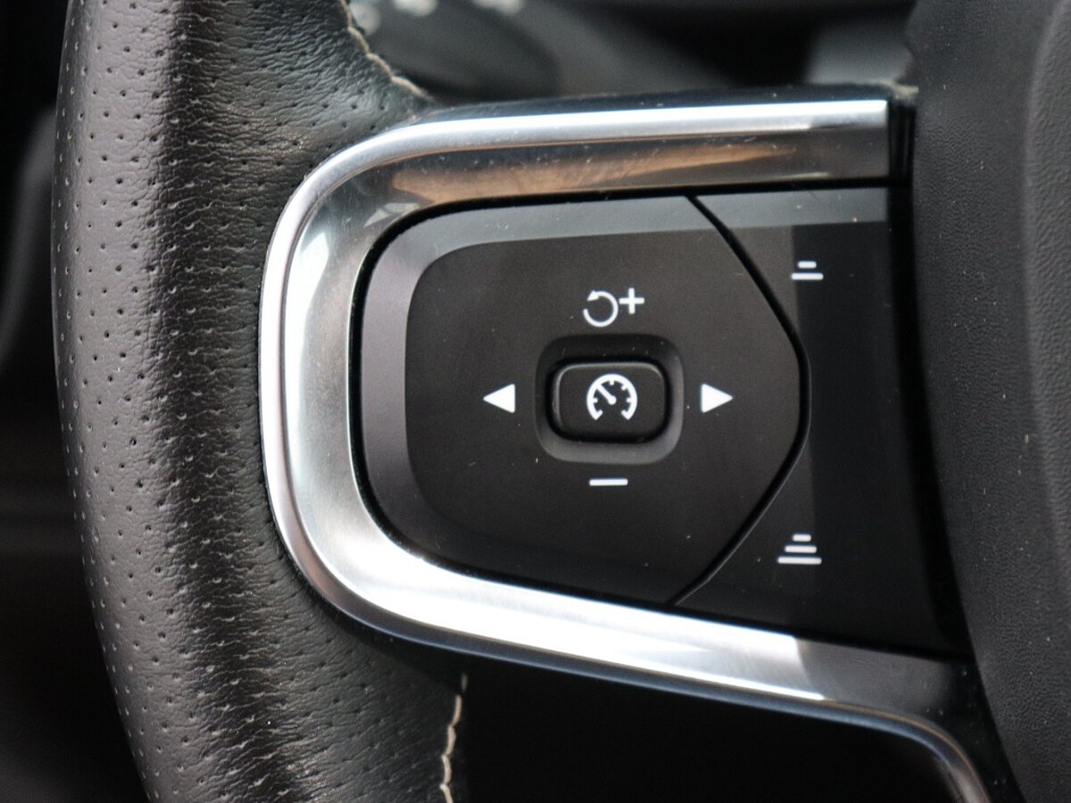 43837479 volvo xc40 recharge p8 awd r design 08