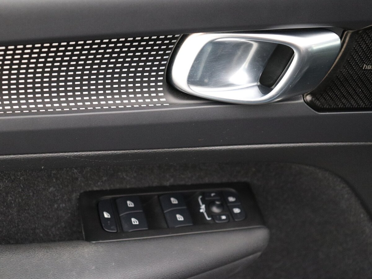 43837479 volvo xc40 recharge p8 awd r design 87