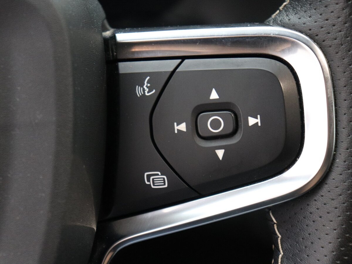 43837479 volvo xc40 recharge p8 awd r design 91
