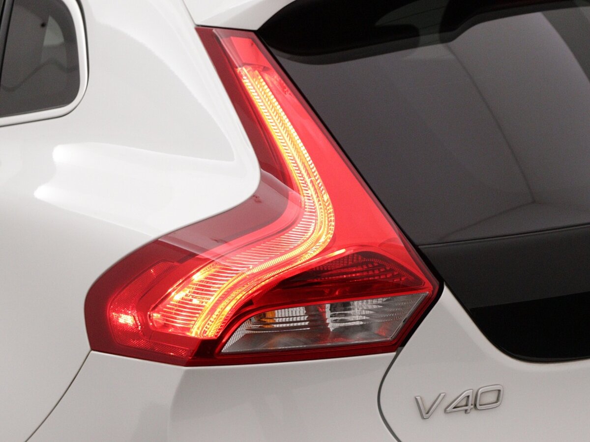 44623939 volvo v40 2 0 d3 edition f747bb