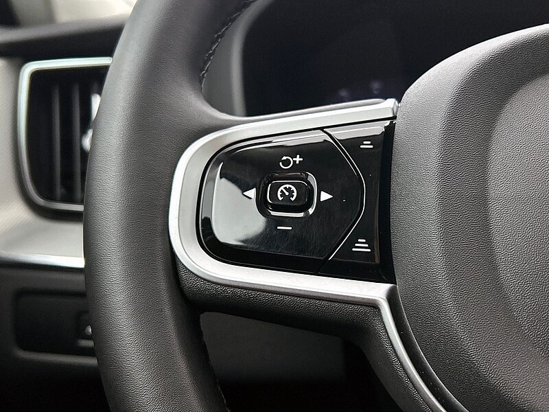 43680818 volvo xc60 2 0 t8 awd plus dark harman kardon panoramadak 21 lm velg 6 03