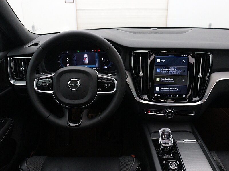 42420857 volvo v60 2 0 b3 plus dark panoramadak harman kardon trekhaak 360 6 17