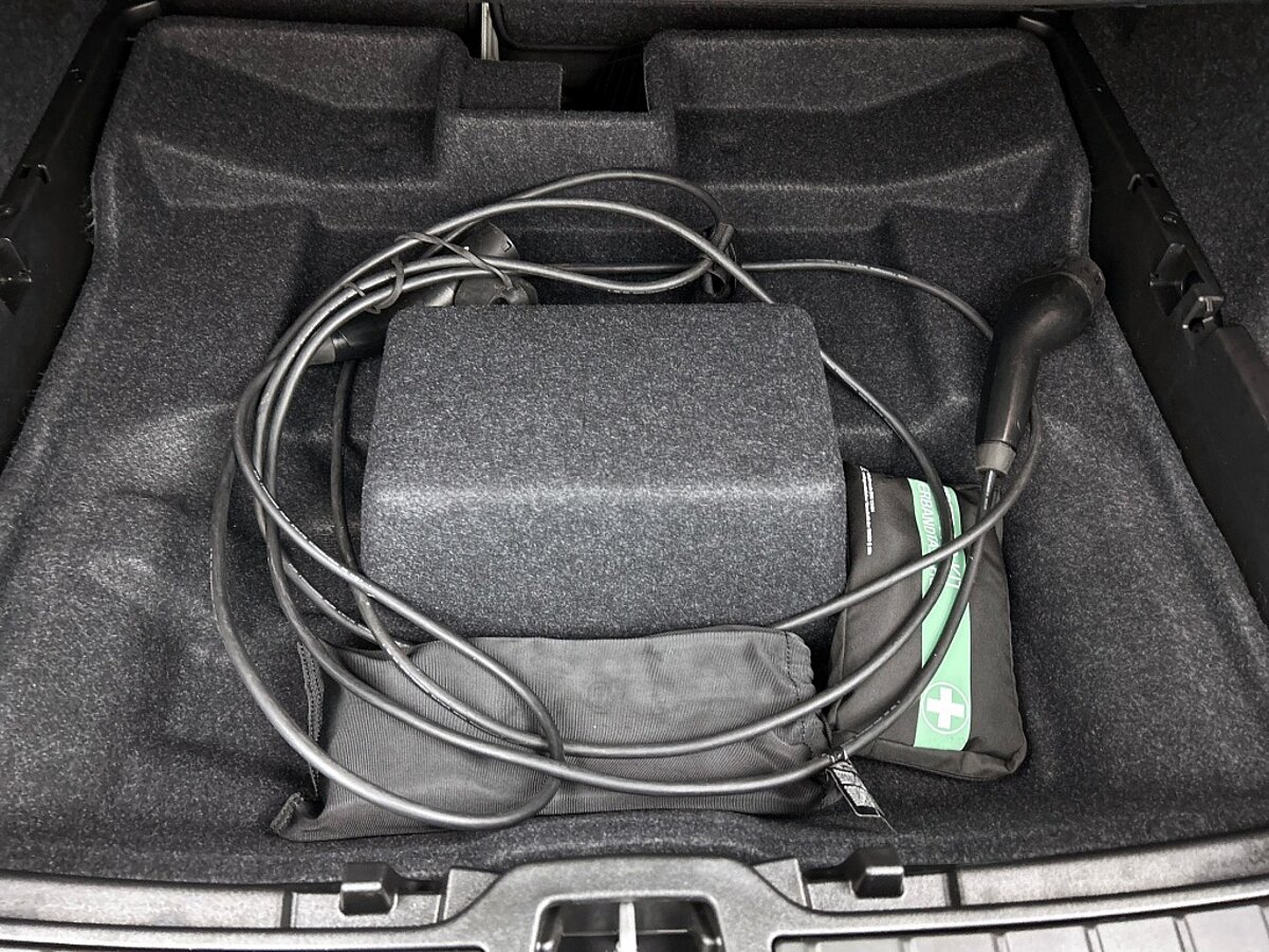 48948034 volvo xc40 1 5 t4 plug in hybrid core bright navigatie sensoren voor 02