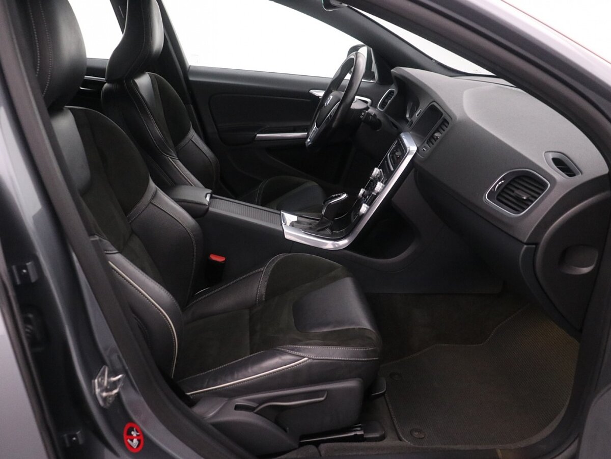 36006266 volvo v60 2 0 d2 r design 04