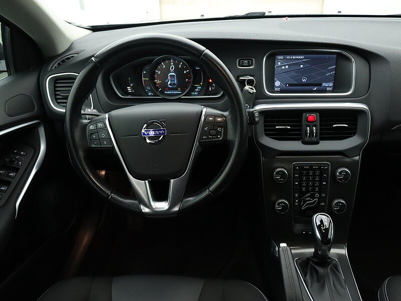 34316555 volvo v40 1 6 t4 momentum 6 05