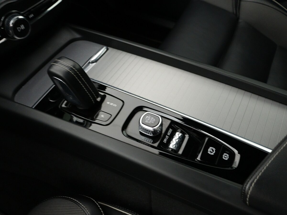 43863335 volvo xc60 2 0 recharge t8 r design 25