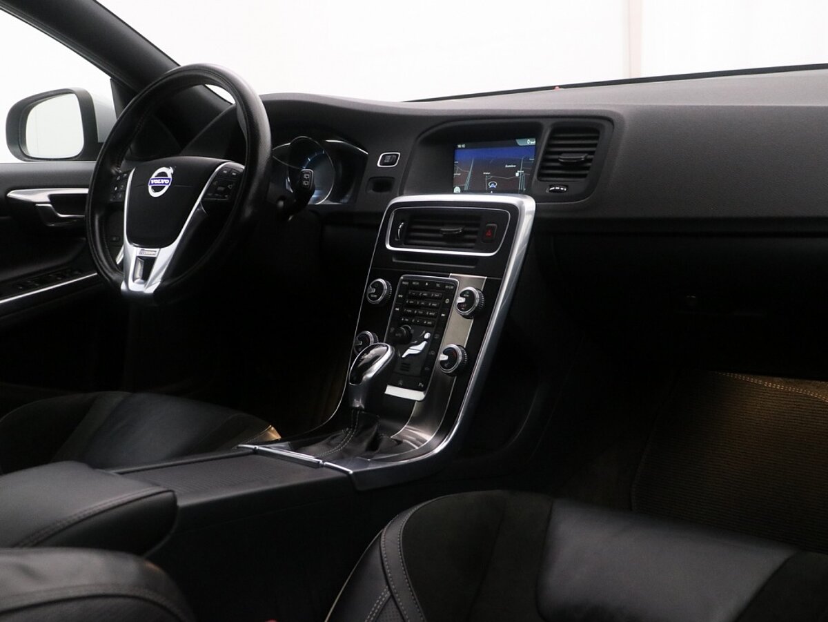 36006266 volvo v60 2 0 d2 r design 06