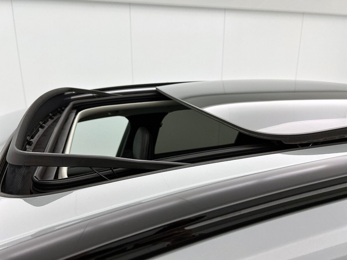 43680818 volvo xc60 2 0 t8 awd plus dark harman kardon panoramadak 21 lm velg 79