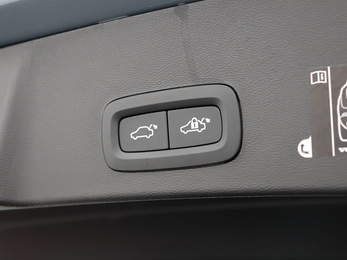 35603828 volvo xc40 1 5 t4 recharge r design expression 81
