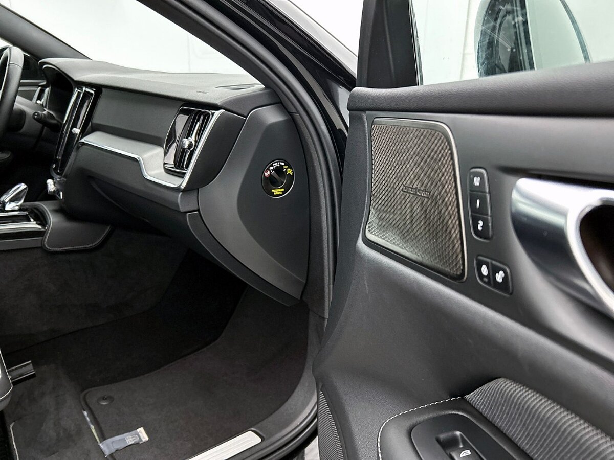 49833650 volvo v60 2 0 t6 awd plus dark trekhaak 360 camera harman kardon aud 74