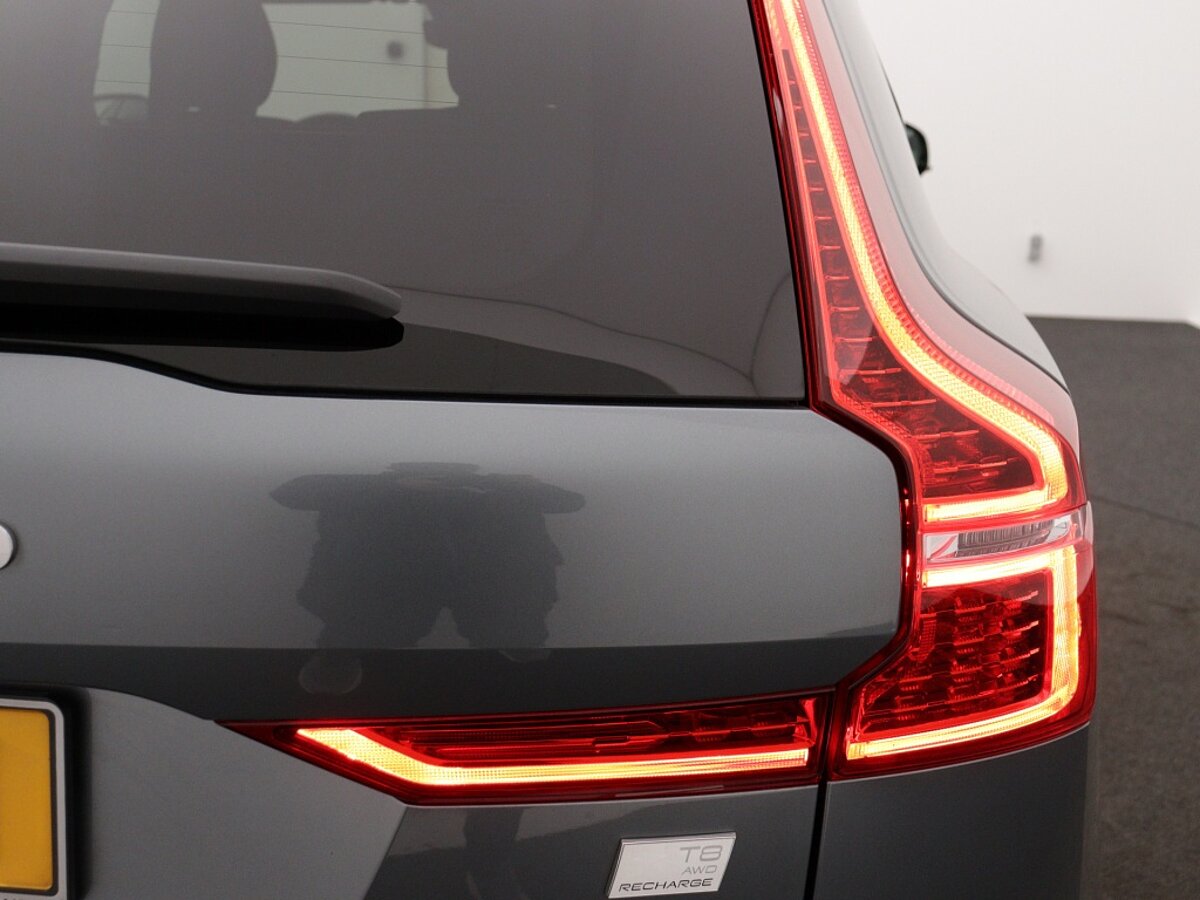 43863335 volvo xc60 2 0 recharge t8 r design 33