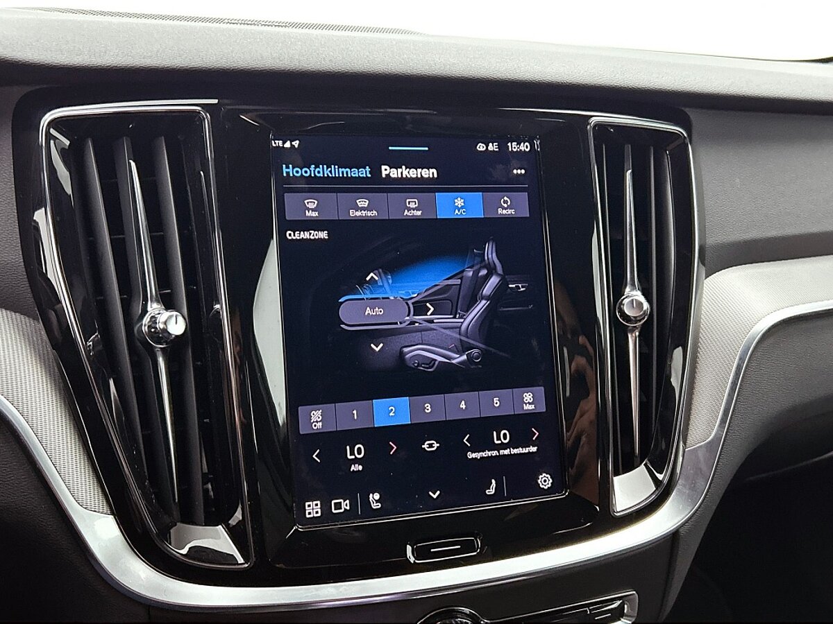 47443724 volvo v60 2 0 t6 awd plus dark 35