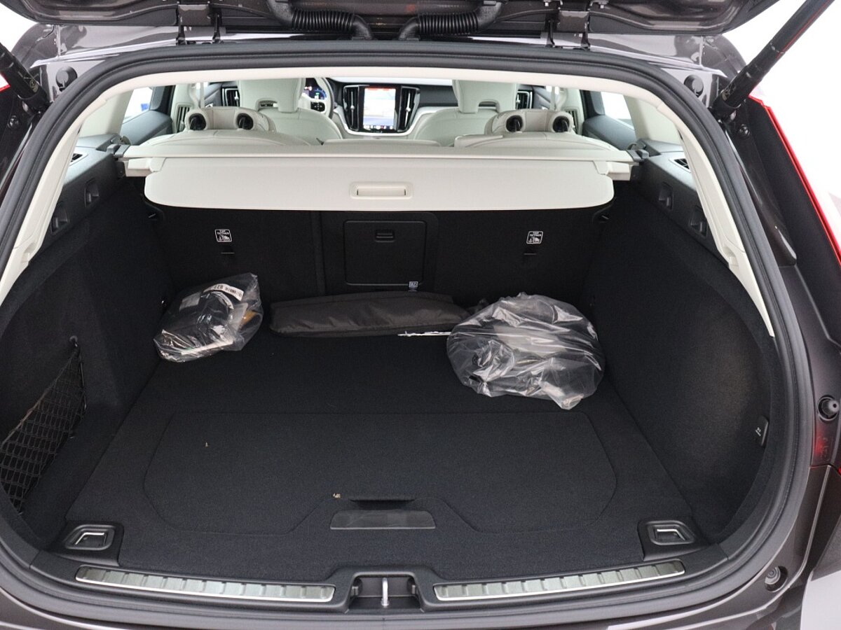 39204298 volvo v60 2 0 t6 awd plus dark d135d5