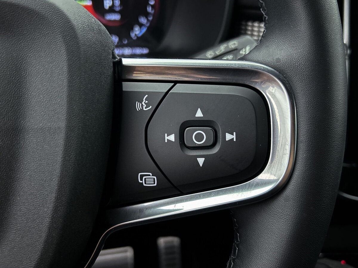 45077468 volvo xc40 1 5 t4 r design climate pack camera nubuck 44