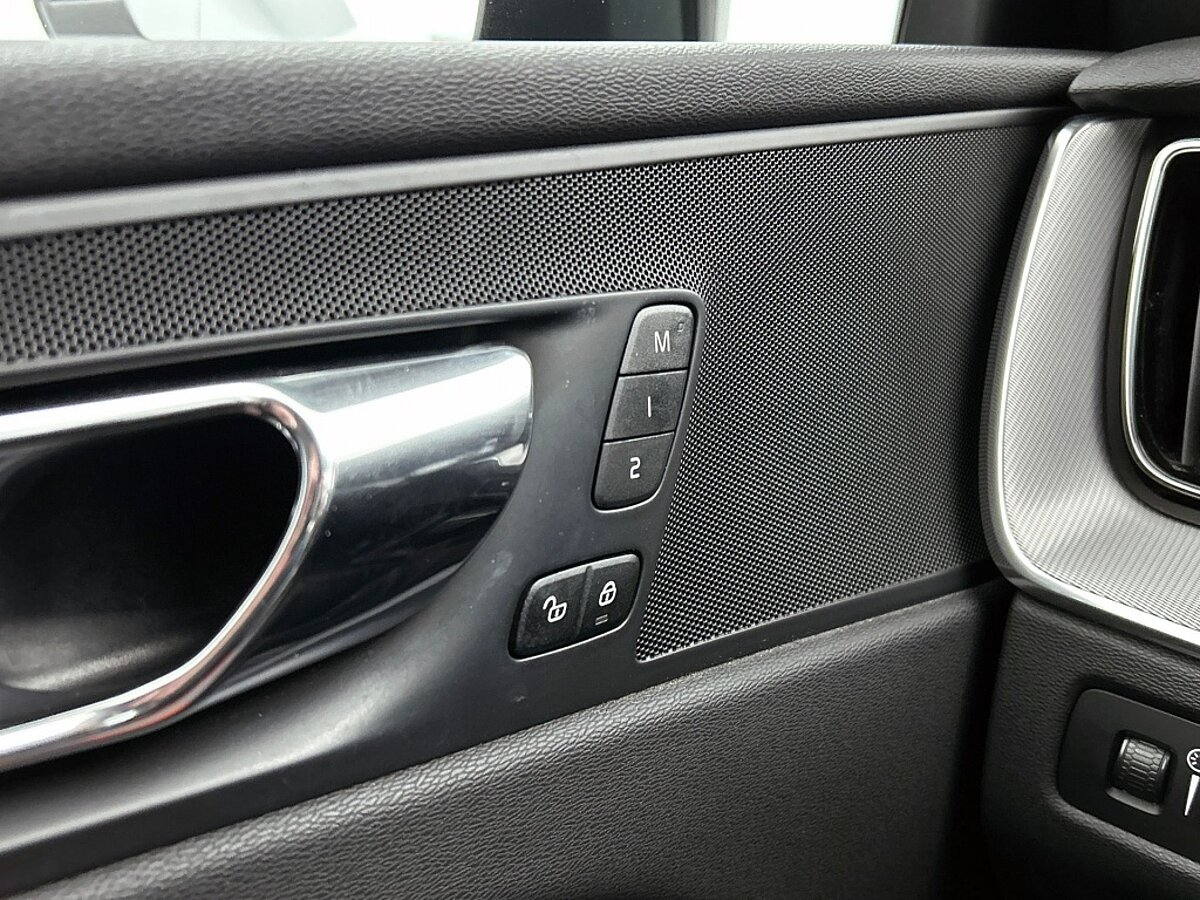 47249816 volvo xc60 2 0 t8 awd r design panoramadak alcantara leder 02