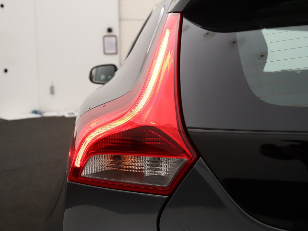 34316555 volvo v40 1 6 t4 momentum 54