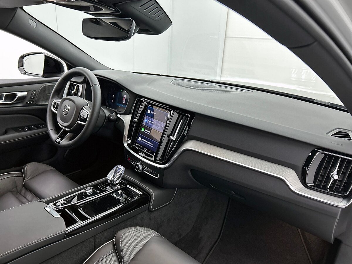 47443724 volvo v60 2 0 t6 awd plus dark 37