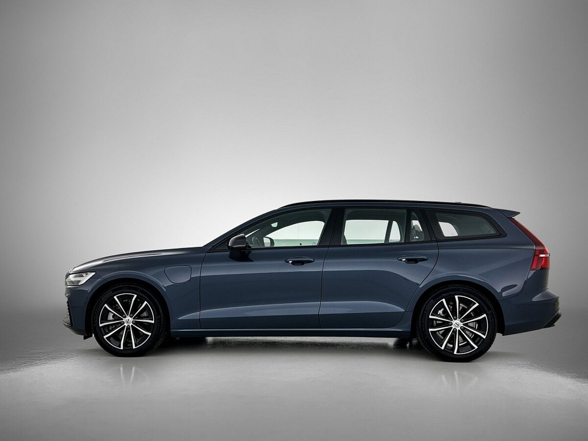 47465265 volvo v60 2 0 t6 awd dark 2 02